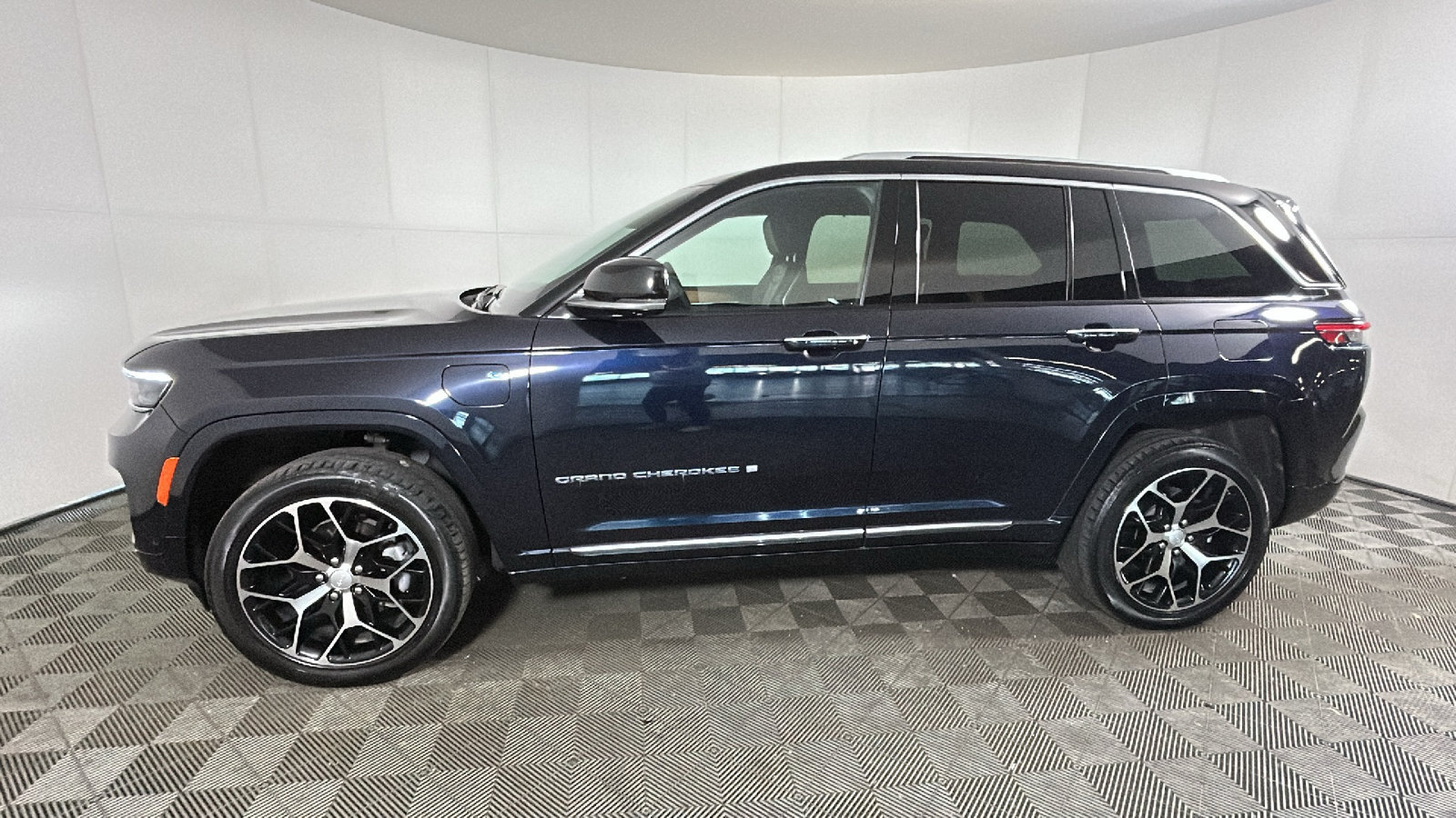 Used 2022 Jeep Grand Cherokee Summit AWD/4WD image 7