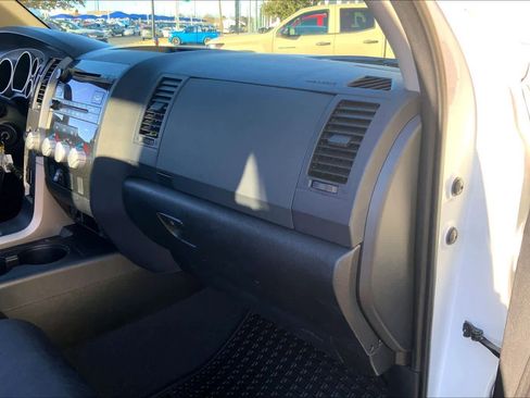 Used 2013 Toyota Tundra 4x4 CrewMax image 18