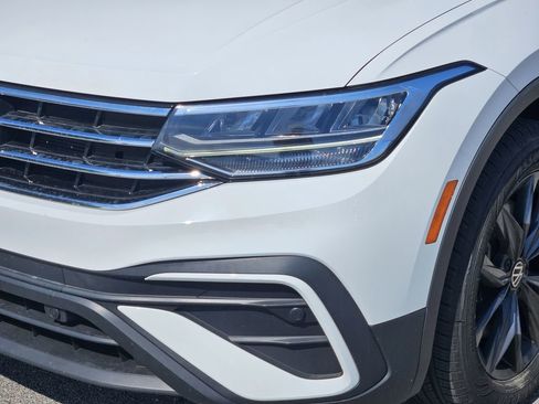 Used 2022 Volkswagen Tiguan SE w/ Panoramic Sunroof Package FWD image 5