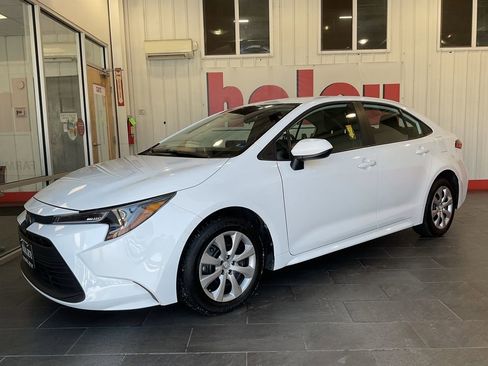 Used 2025 Toyota Corolla LE image 2