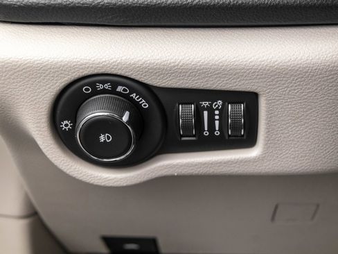 Used 2020 Chrysler Pacifica Limited w/ Advanced Safetytec Group FWD image 19