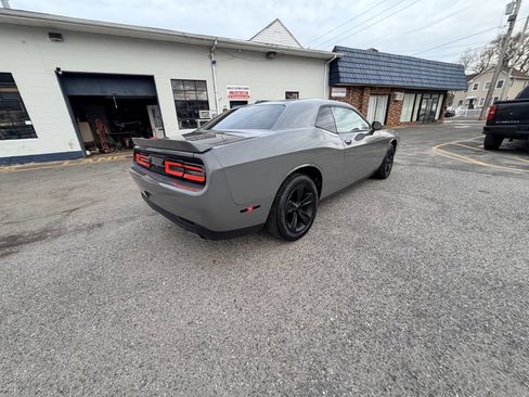 Used 2019 Dodge Challenger SXT image 9