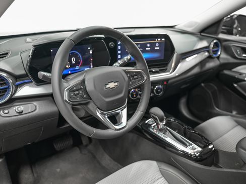 Used 2024 Chevrolet Trax LT w/ Sunroof Package FWD image 14