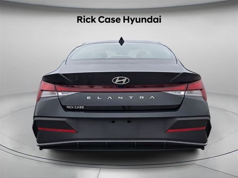 Certified 2025 Hyundai Elantra SE image 6