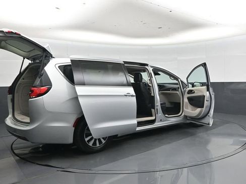Used 2024 Chrysler Pacifica Limited FWD image 48