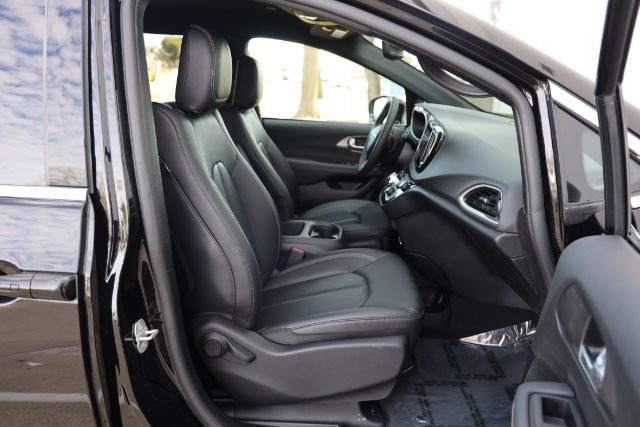 Used 2026 Chrysler Pacifica Select FWD image 22