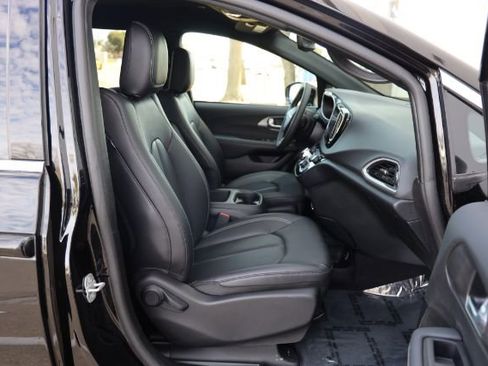 Used 2026 Chrysler Pacifica Select FWD image 22