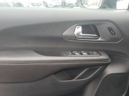 New 2026 Chrysler Pacifica Select image 4