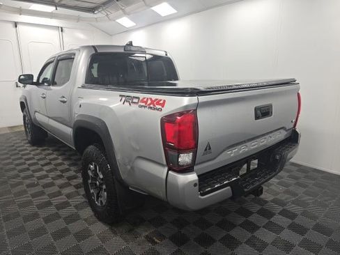 Used 2018 Toyota Tacoma TRD Off-Road w/ Technology Package AWD/4WD image 4
