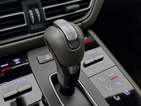 Certified 2025 Porsche Macan AWD/4WD image 21