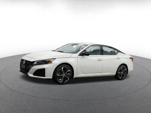 Used 2025 Nissan Altima 2.5 SR FWD image 3