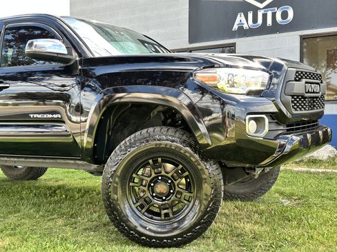 Used 2019 Toyota Tacoma Limited AWD/4WD image 3