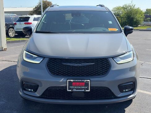 Used 2025 Chrysler Pacifica Limited FWD image 2