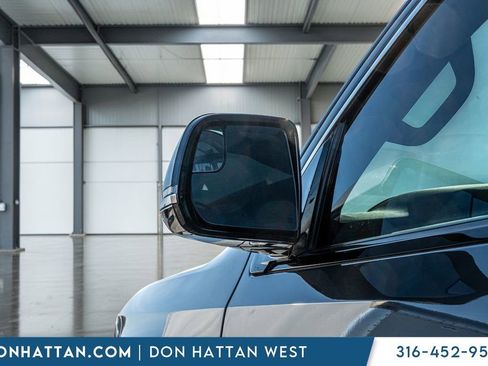 Used 2022 Jeep Wagoneer Series III w/ Premium Group I AWD/4WD image 29