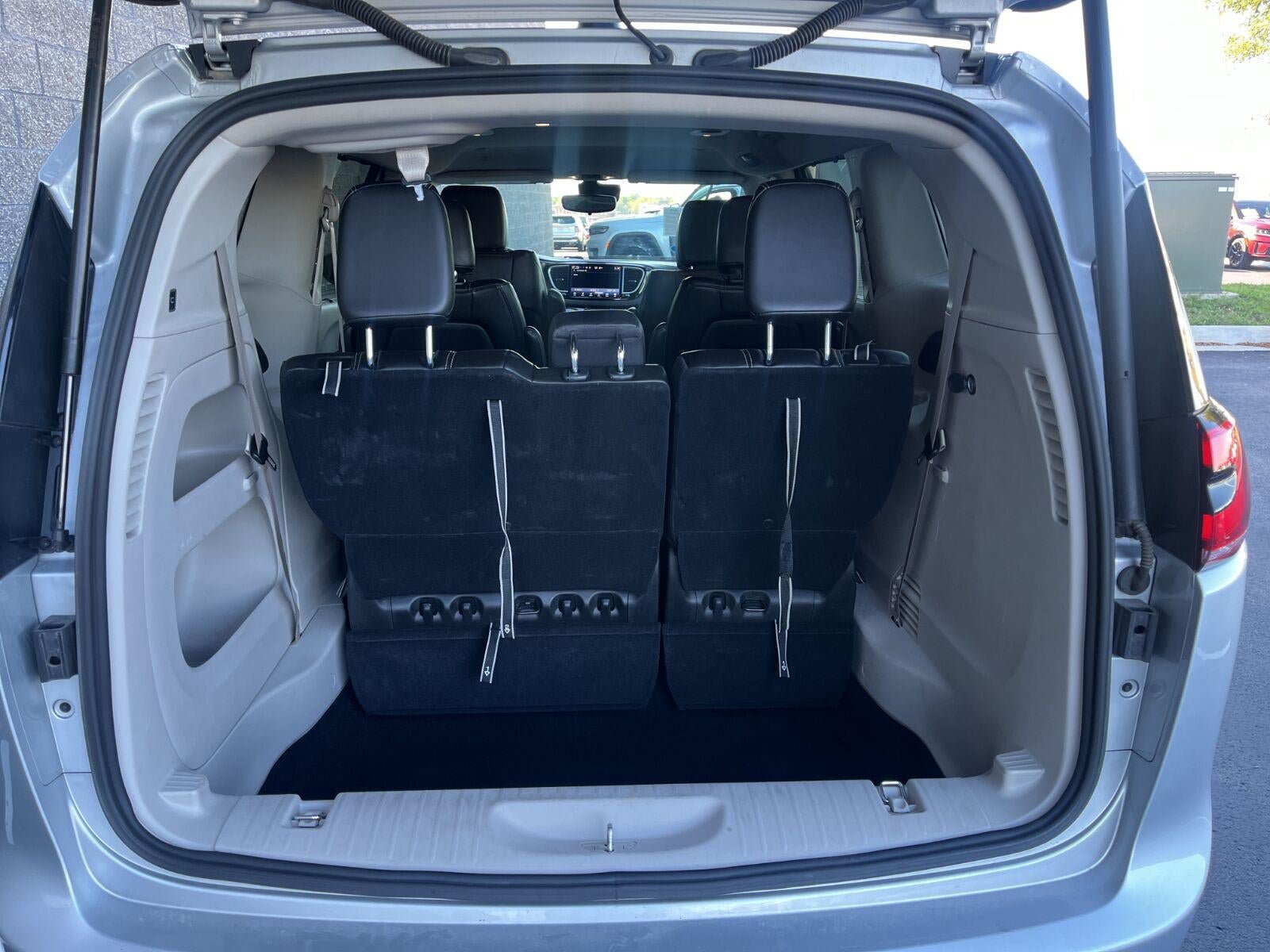 Used 2024 Chrysler Pacifica Touring-L FWD image 15