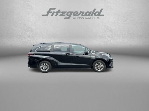 Used 2025 Toyota Sienna XLE FWD image 9