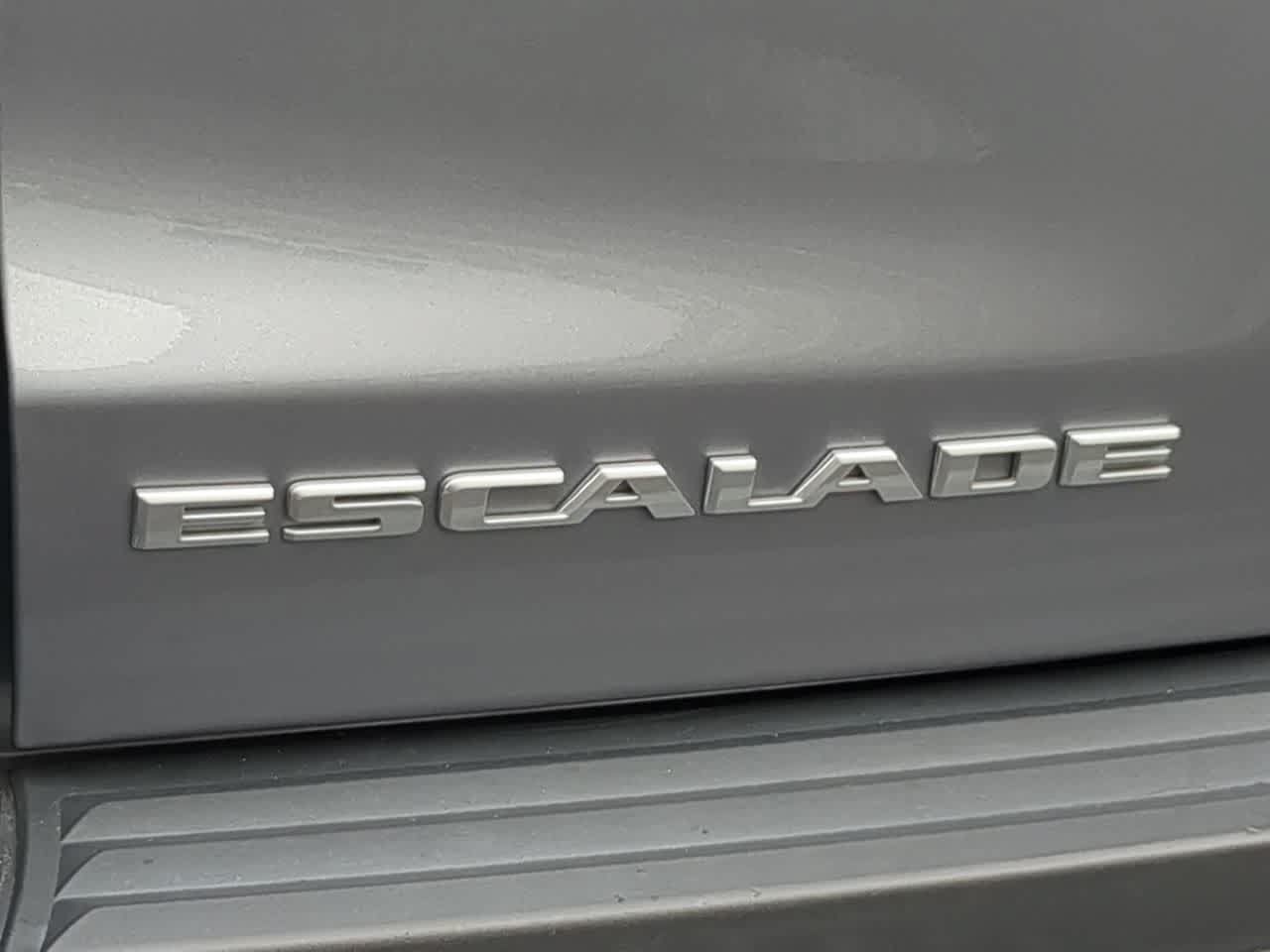 Used 2020 Cadillac Escalade Premium Luxury w/ Escalade Sport Edition AWD/4WD image 13