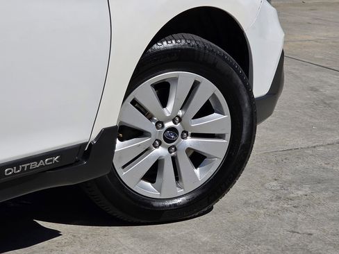 Used 2018 Subaru Outback 2.5i Premium image 12