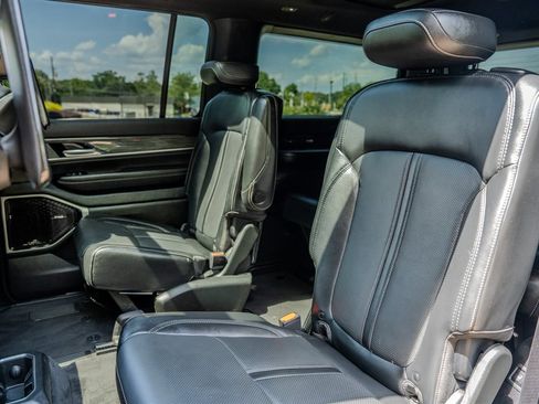Used 2022 Jeep Wagoneer Series III w/ Premium Group I AWD/4WD image 32