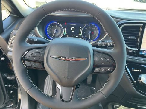 New 2026 Chrysler Pacifica Select image 9