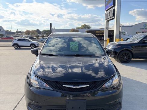 Used 2023 Chrysler Voyager LX image 2