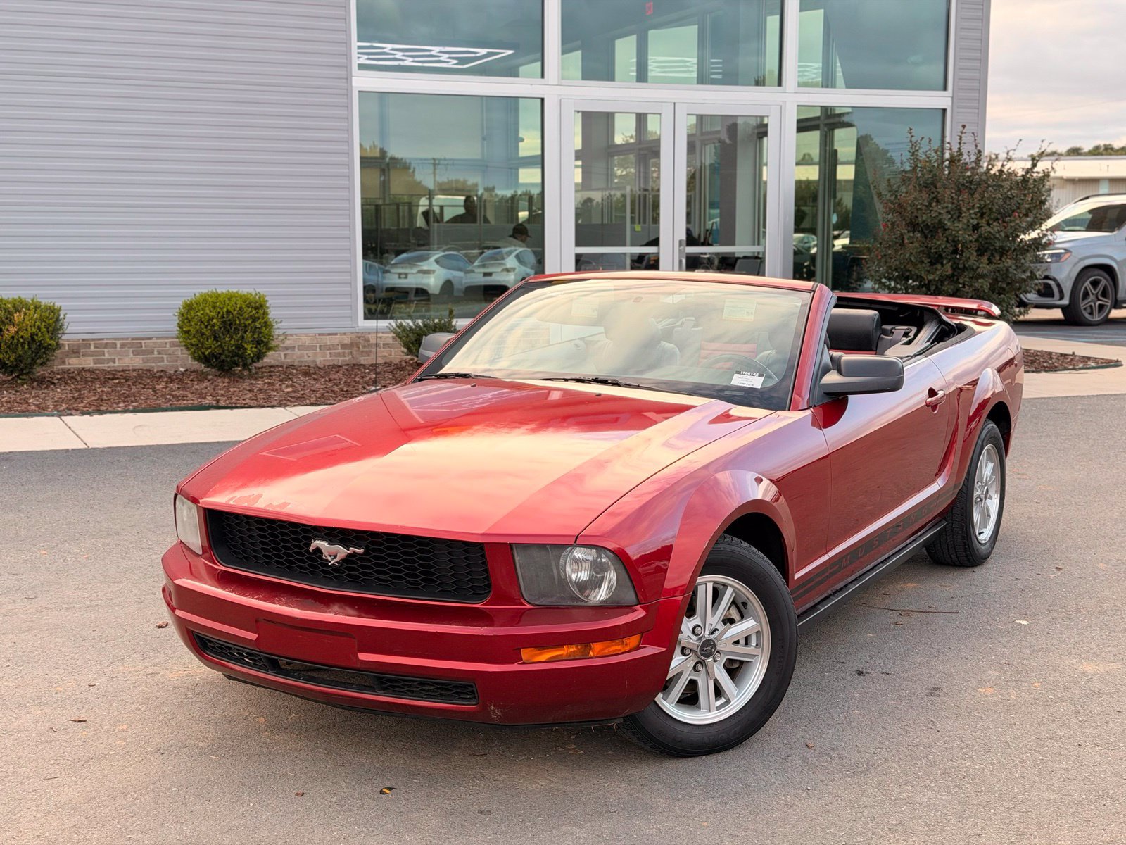 Used 2006 Ford Mustang Convertible RWD image 5