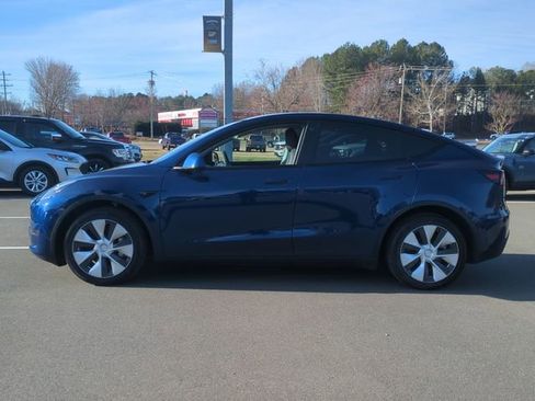 Used 2022 Tesla Model Y Long Range image 10