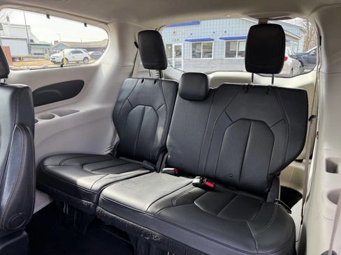 Used 2019 Chrysler Pacifica Touring-L image 28