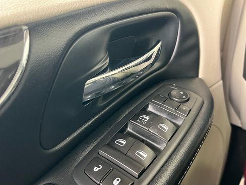 Used 2016 Chrysler Town & Country Touring image 13