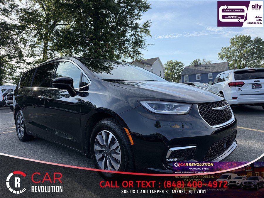 Used 2024 Chrysler Pacifica Limited FWD image 1