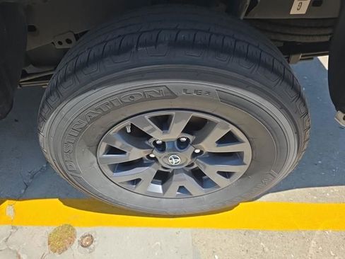 Used 2020 Toyota Tacoma SR5 AWD/4WD image 6