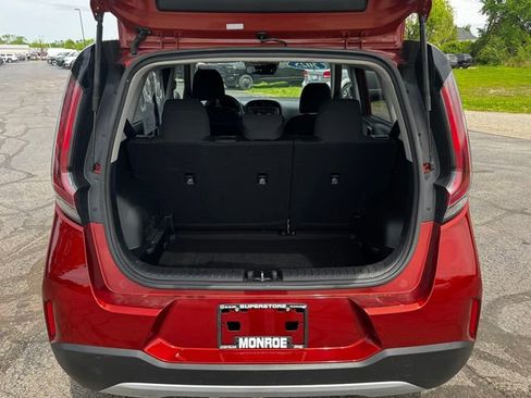 Used 2025 Kia Soul LX w/ LX Technology Package FWD image 17
