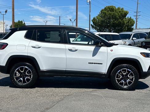 Used 2025 Jeep Compass Trailhawk AWD/4WD image 3