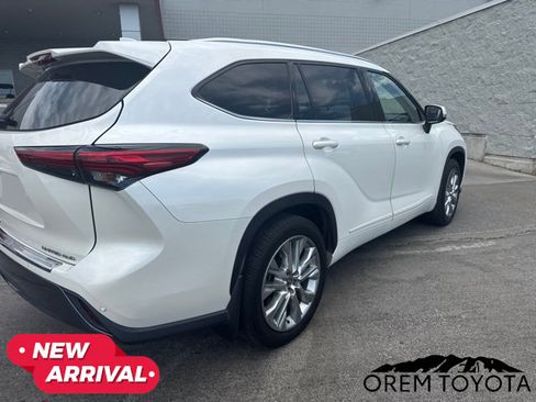 Used 2021 Toyota Highlander Limited w/ Protection Package #3 (TMS) AWD/4WD image 4