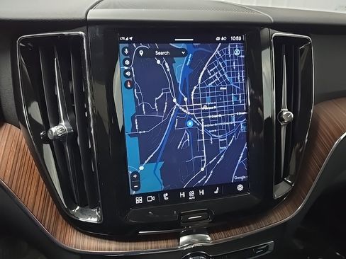 Used 2023 Volvo XC60 B5 Plus image 25