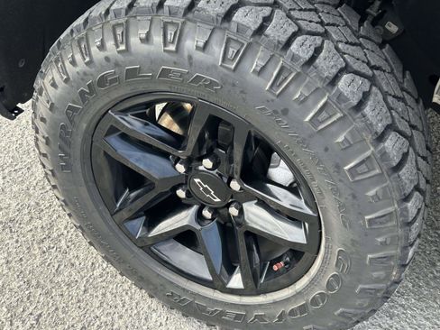 Used 2021 Chevrolet Silverado 1500 LT Trail Boss w/ Convenience Package II image 9