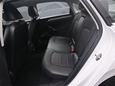 Used 2022 Volkswagen Passat 2.0T SE image 10