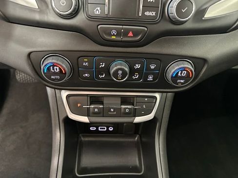 Used 2024 GMC Terrain SLT image 24