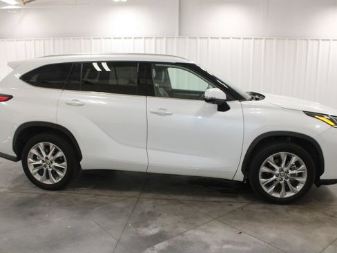 Used 2023 Toyota Highlander Limited FWD image 11