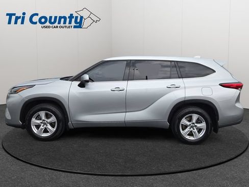 Used 2021 Toyota Highlander LE AWD/4WD image 5