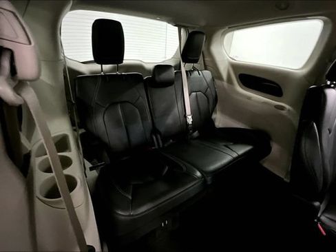 Used 2023 Chrysler Pacifica Touring-L FWD image 32