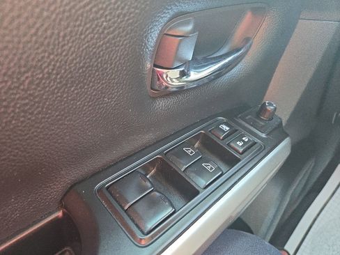 Used 2024 Nissan Titan SV image 20