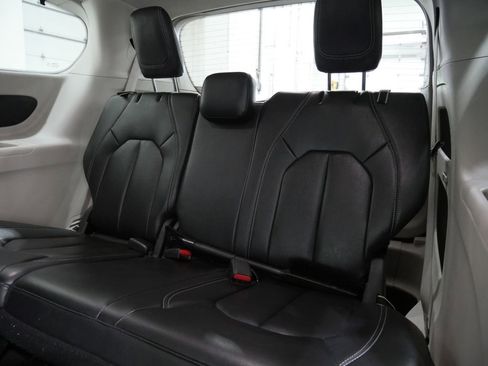 Used 2022 Chrysler Pacifica Touring-L FWD image 23