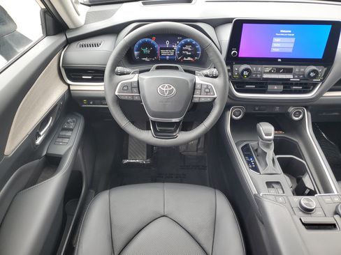 Used 2024 Toyota Grand Highlander AWD image 24