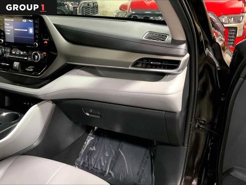 Certified 2021 Toyota Highlander XLE image 19