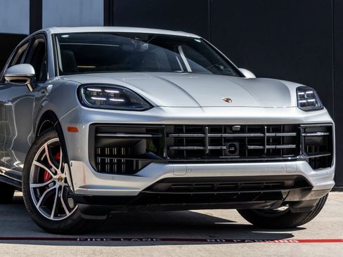 Certified 2025 Porsche Cayenne GTS AWD/4WD image 9