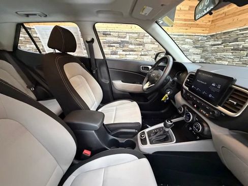 Used 2023 Hyundai Venue SEL FWD image 16
