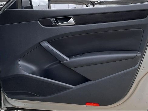 Used 2014 Volkswagen Passat 1.8T SEL Premium image 21