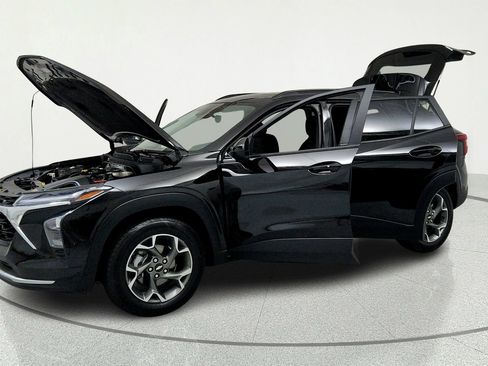 Used 2024 Chevrolet Trax LT w/ Sunroof Package FWD image 9