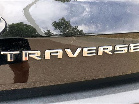 Used 2025 Chevrolet Traverse LT FWD image 9